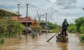 Thailand shifts gear in flood evacuation; Indonesia death toll climbs to 61 Thailand shifts gear in flood evacuation; Indonesia death toll climbs to 61