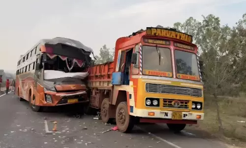 2 Killed In Bus-Lorry Crash