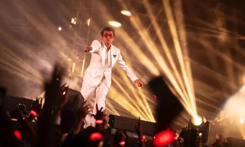 Sonu Nigam Paints Hyderabad Sky in Seven Colours Sonu Nigam Paints Hyderabad Sky in Seven Colours