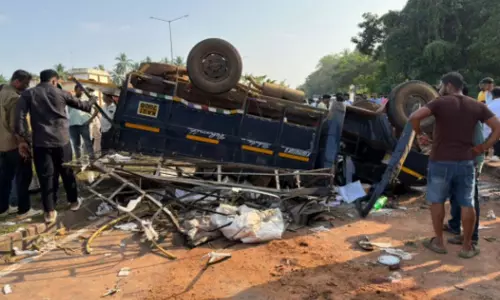 Five Killed, Seven Injured as LCV Overturns on NH-66 Near Udupi