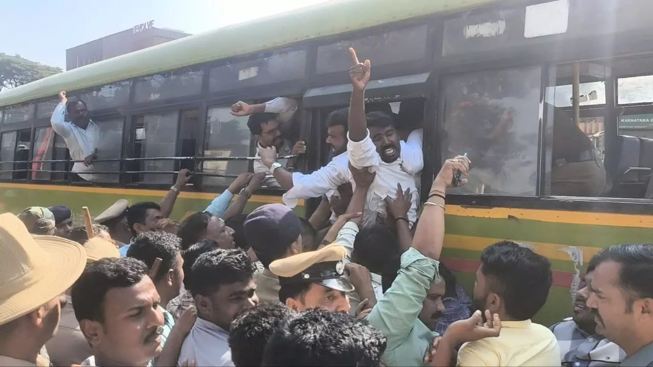 Protesting Job Aspirants Taken Into Preventive Custody in Dharwad Protesting Job Aspirants Taken Into Preventive Custody in Dharwad