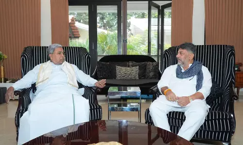 Siddaramaiah Visits Shivakumars Residence for Breakfast