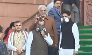 Oppn MPs Reach Parliament Wearing Masks to Protest Pollution