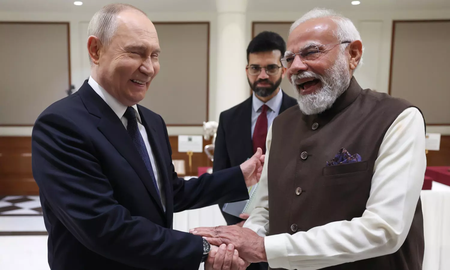 Modi Rolls Out Red Carpet to Welcome Putin