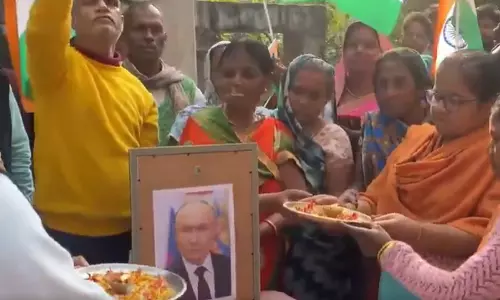 Ahead of India Visit, Women Perform Aarti to Putin in Varanasi
