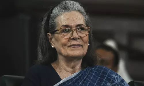 Sonia Heaps Praise on CM for Summit