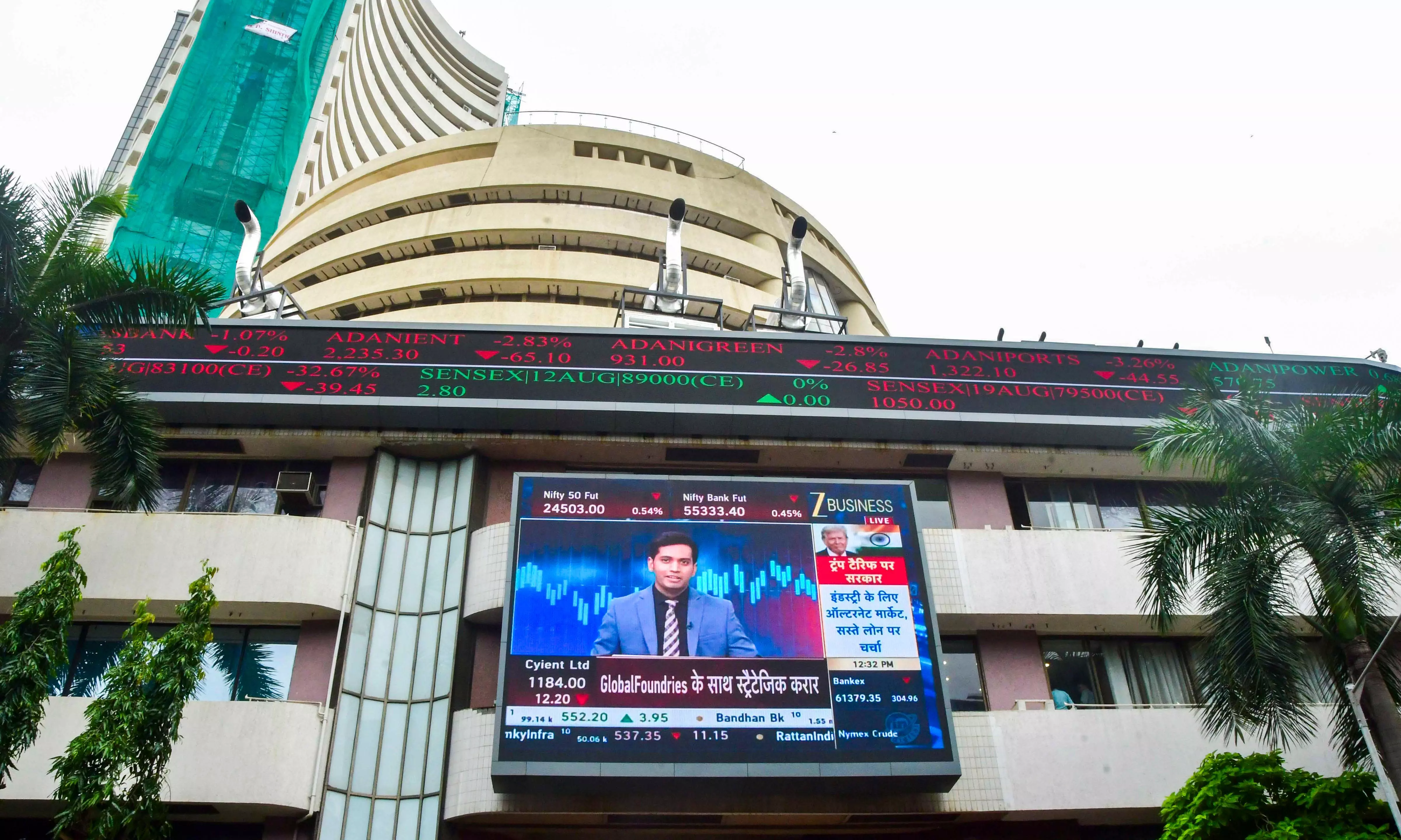 Stock Markets Tumble In Early Trade Amid Weak Global Cues, FII Outflows Stock Markets Tumble In Early Trade Amid Weak Global Cues, FII Outflows