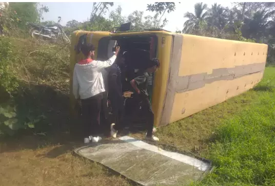 East Godavari: School Bus Overturns in Peravali, 10 Students Injured East Godavari: School Bus Overturns in Peravali, 10 Students Injured