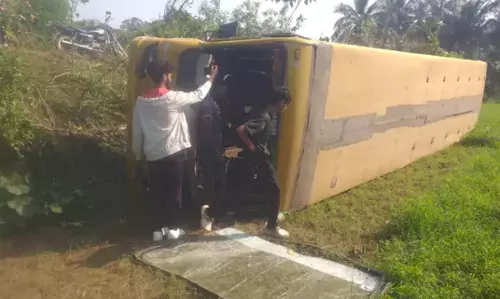 East Godavari: School Bus Overturns in Peravali, 10 Students Injured East Godavari: School Bus Overturns in Peravali, 10 Students Injured