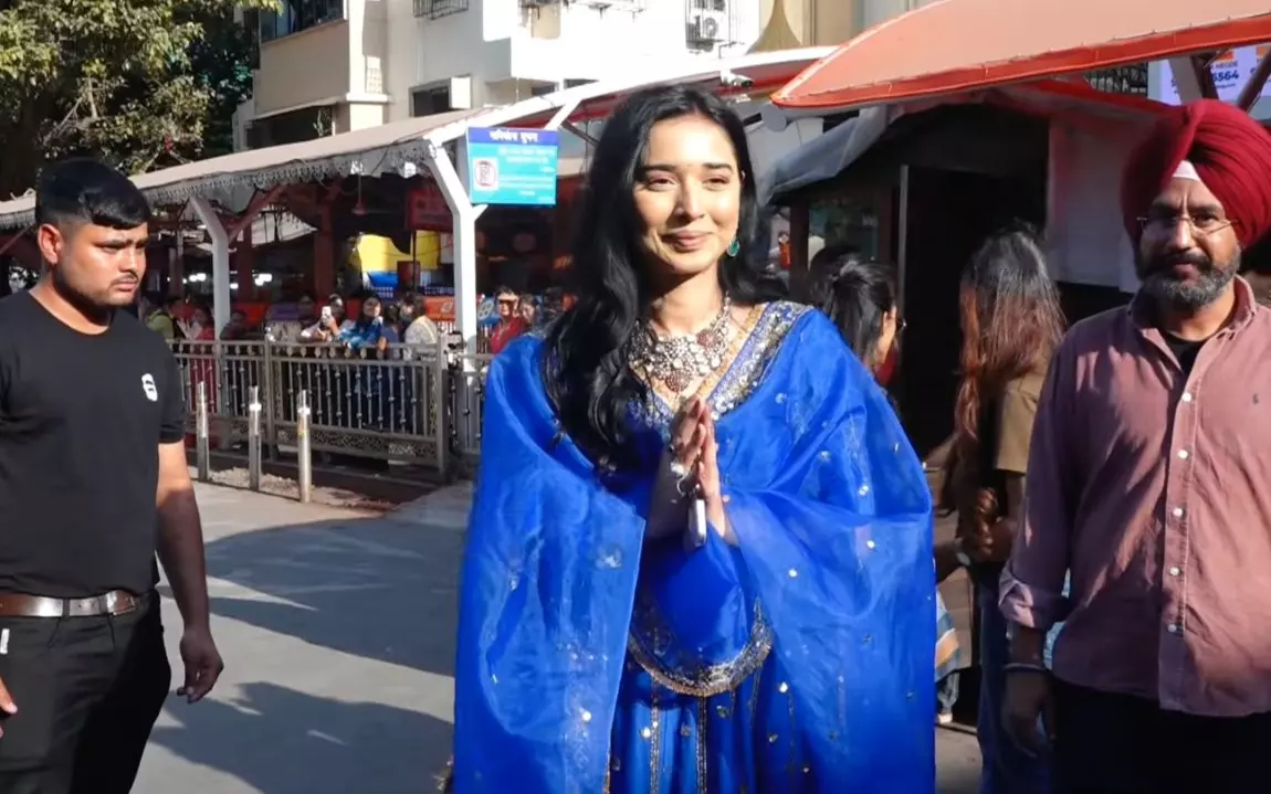 Bigg Boss Finalist Tanya Mittal Gifts Silver Coins to Paparazzi at Temple Bigg Boss Finalist Tanya Mittal Gifts Silver Coins to Paparazzi at Temple