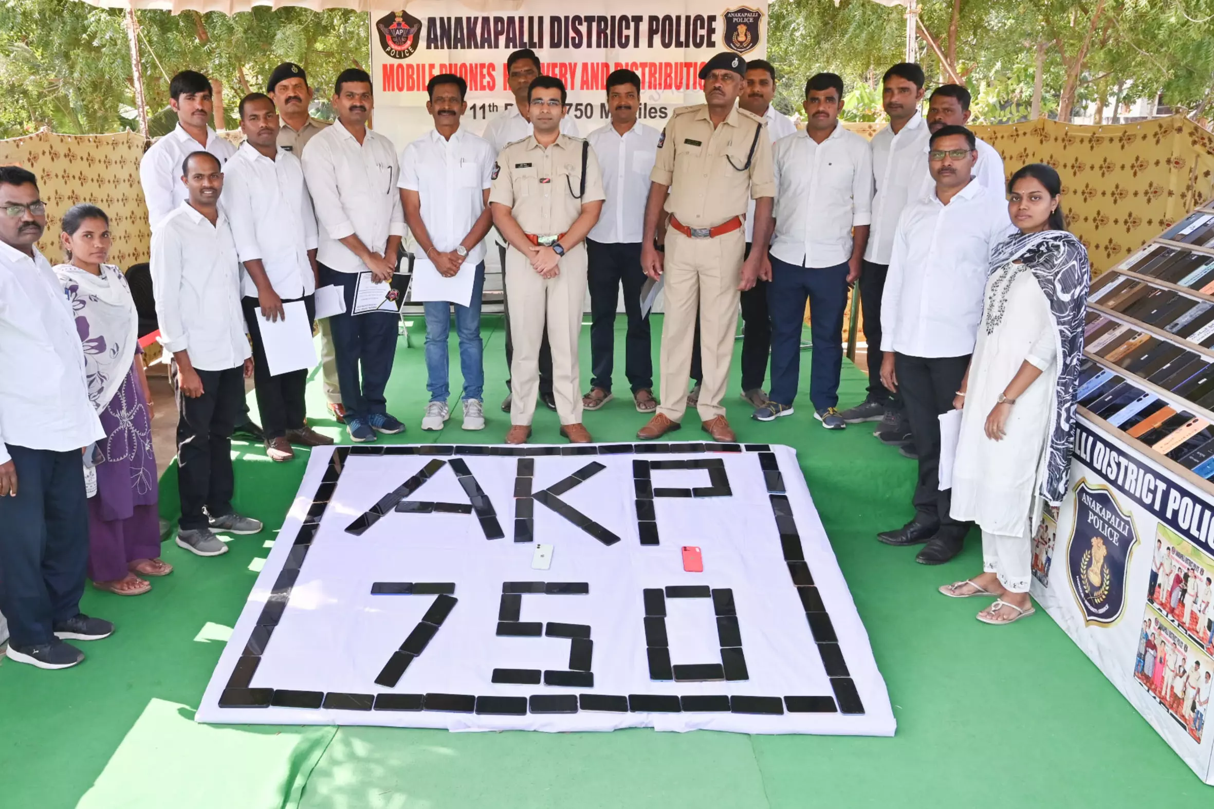 Anakapalli Police Recover 750 Stolen Mobile Phones Worth `1.5 Crore Anakapalli Police Recover 750 Stolen Mobile Phones Worth `1.5 Crore