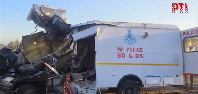 4 Bomb-Disposal Squad Personnel Killed in Road Mishap in MP, Police Dog Escapes Unhurt 4 Bomb-Disposal Squad Personnel Killed in Road Mishap in MP, Police Dog Escapes Unhurt