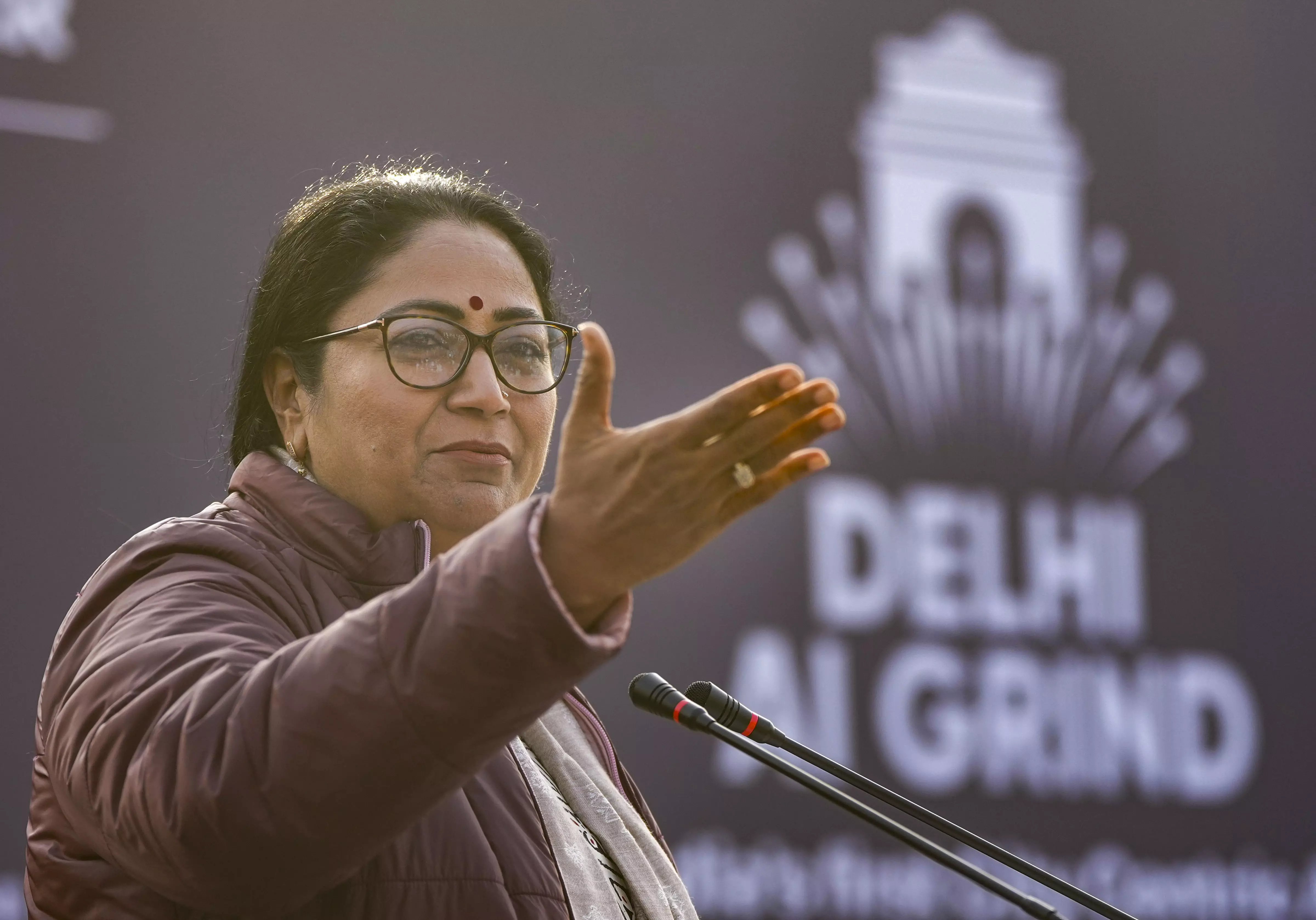 Hotels, Restaurants Should Install Mist Spray Systems to Tackle Air Pollution: Delhi CM Hotels, Restaurants Should Install Mist Spray Systems to Tackle Air Pollution: Delhi CM