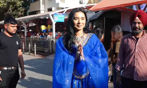 Bigg Boss Finalist Tanya Mittal Gifts Silver Coins to Paparazzi at Temple