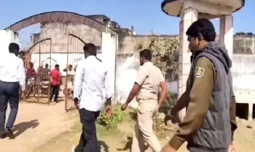 School Teacher Thrashed by Villagers for Allegedly Misbehaving with Girl Students in Odisha’s Ganjam School Teacher Thrashed by Villagers for Allegedly Misbehaving with Girl Students in Odisha’s Ganjam
