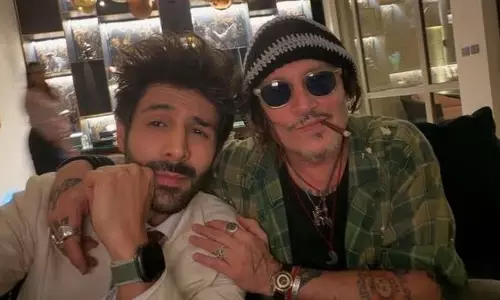Kartik Aaryan Shares Selfie With Johnny Depp at Red Sea Festival Kartik Aaryan Shares Selfie With Johnny Depp at Red Sea Festival