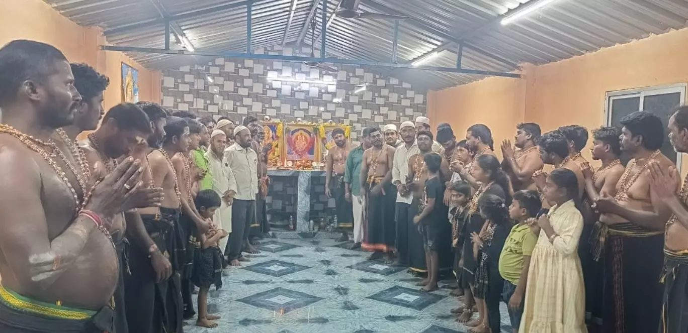 Religious Harmony: Muslims Serve Food to Ayyappa Devotees Religious Harmony: Muslims Serve Food to Ayyappa Devotees