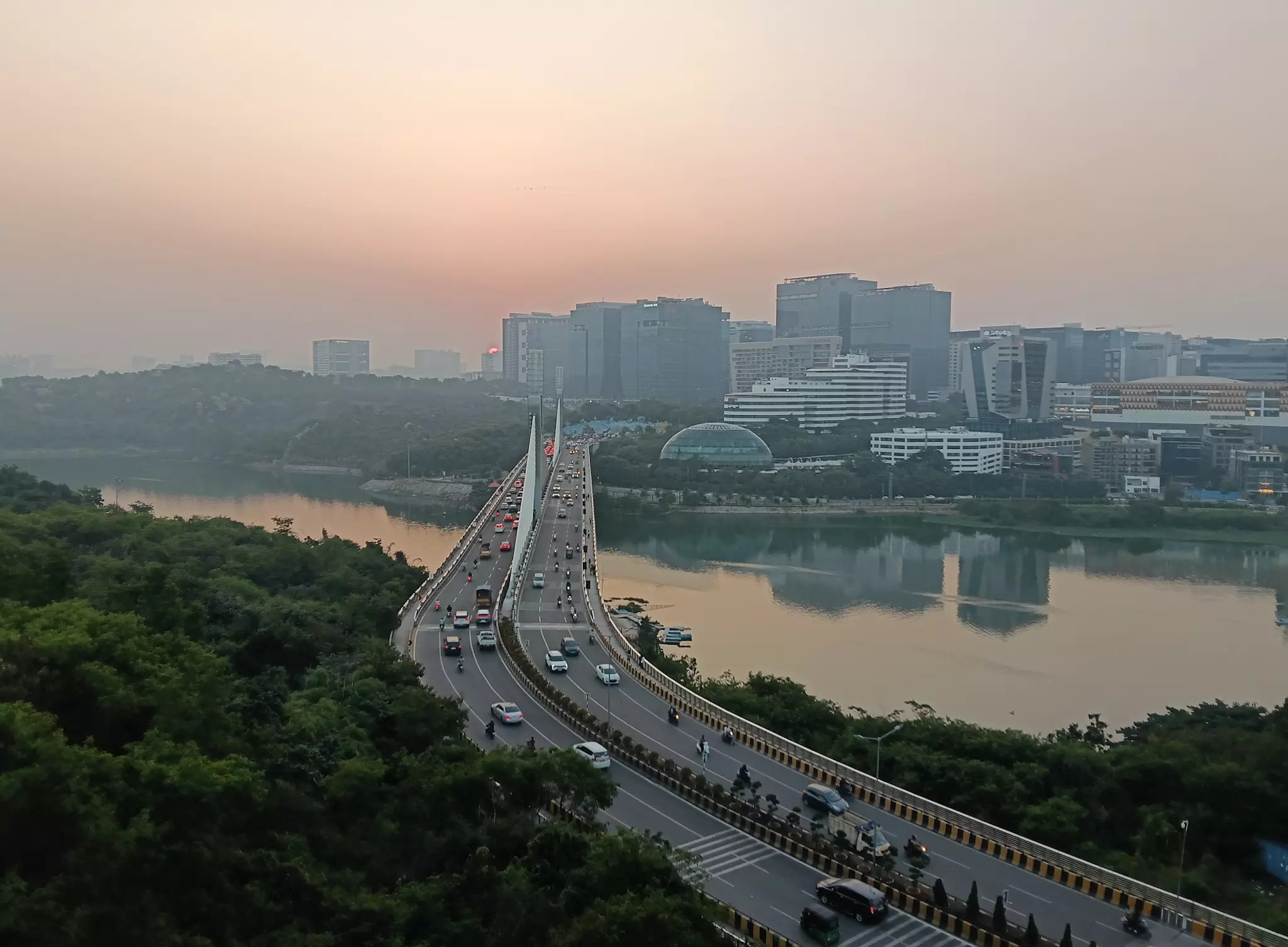 Hyderabad: Driving Becomes Risky Due to Fog, Glare: Expert Hyderabad: Driving Becomes Risky Due to Fog, Glare: Expert