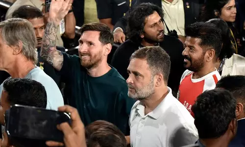 Rahul Meets Star Messi, Enjoys Game Rahul Meets Star Messi, Enjoys Game
