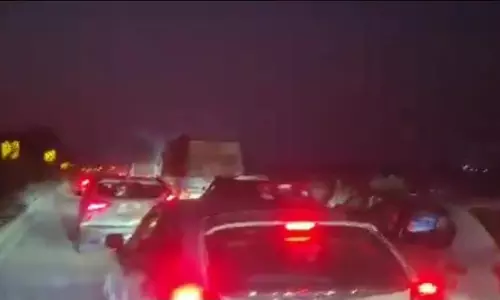 Traffic Snarls Hit NH-65 at Several Points in Nalgonda Traffic Snarls Hit NH-65 at Several Points in Nalgonda