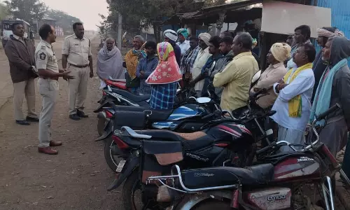 Nandyal Police Seize Liquor, Bikes in Cordon-And-Search Drive Nandyal Police Seize Liquor, Bikes in Cordon-And-Search Drive