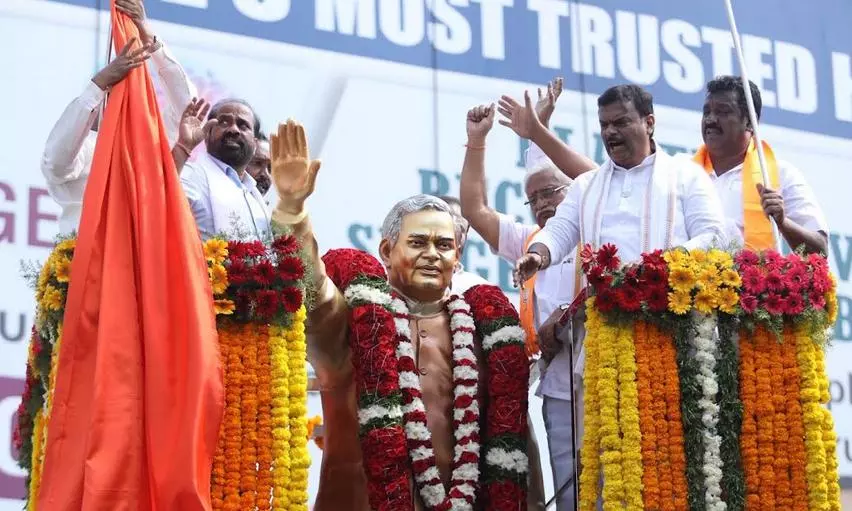 Crowds Gather as Atal-Modi Good Governance Yatra Reaches Nellore Crowds Gather as Atal-Modi Good Governance Yatra Reaches Nellore