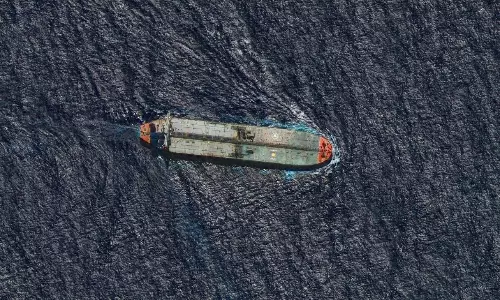 Oil Rises as Venezuelan Supply Disruptions Outweigh Surplus Concerns