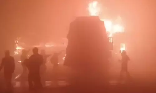 4 Killed, 25 Injured in Yamuna Expressway Pile-up; Buses Catch Fire 4 Killed, 25 Injured in Yamuna Expressway Pile-up; Buses Catch Fire