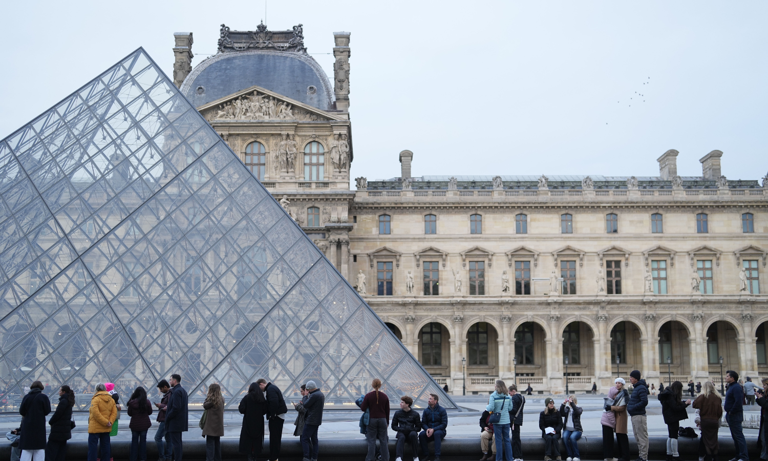 Louvre Reopens Fully After Staff Strike Suspension