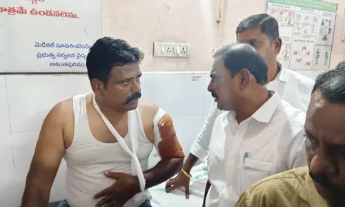 Accused Knives Anantapur Inspector While Being Arrested