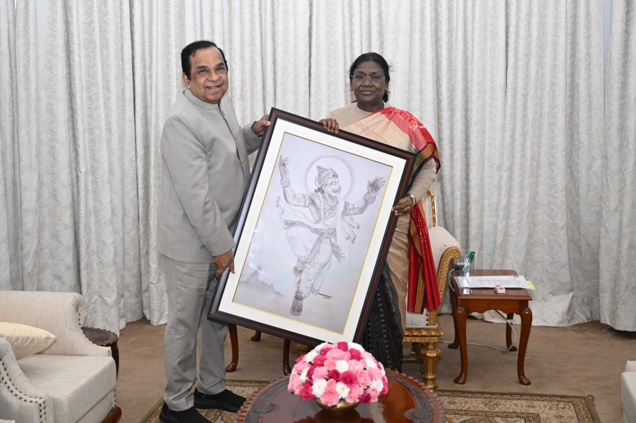 Brahmanandam Meets President Droupadi Murmu in Hyderabad