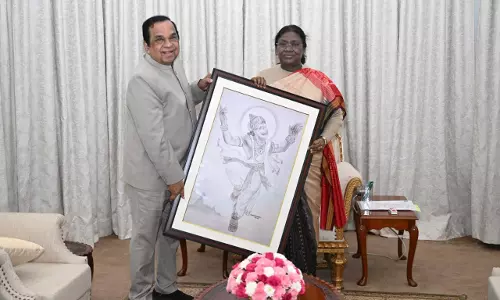 Brahmanandam Meets President Droupadi Murmu in Hyderabad