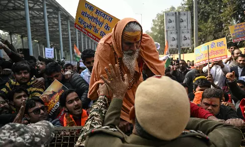 VHP, Bajrang Dal Clash With Police Near Bangladesh Missions