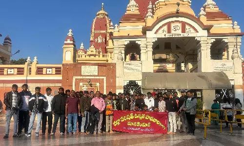 ZPHS Manakondur Students on Four-Day Educational Tour to Delhi