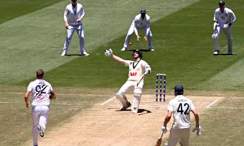 England 77-2 at Tea, Need 98 More to Win Chaotic 4th Ashes Test