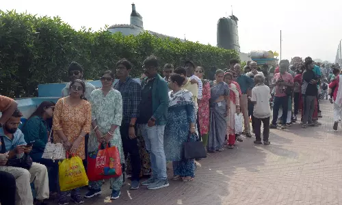 Year-End Rush Of Tourists In ASR District, Vizag Slows Traffic Year-End Rush Of Tourists In ASR District, Vizag Slows Traffic