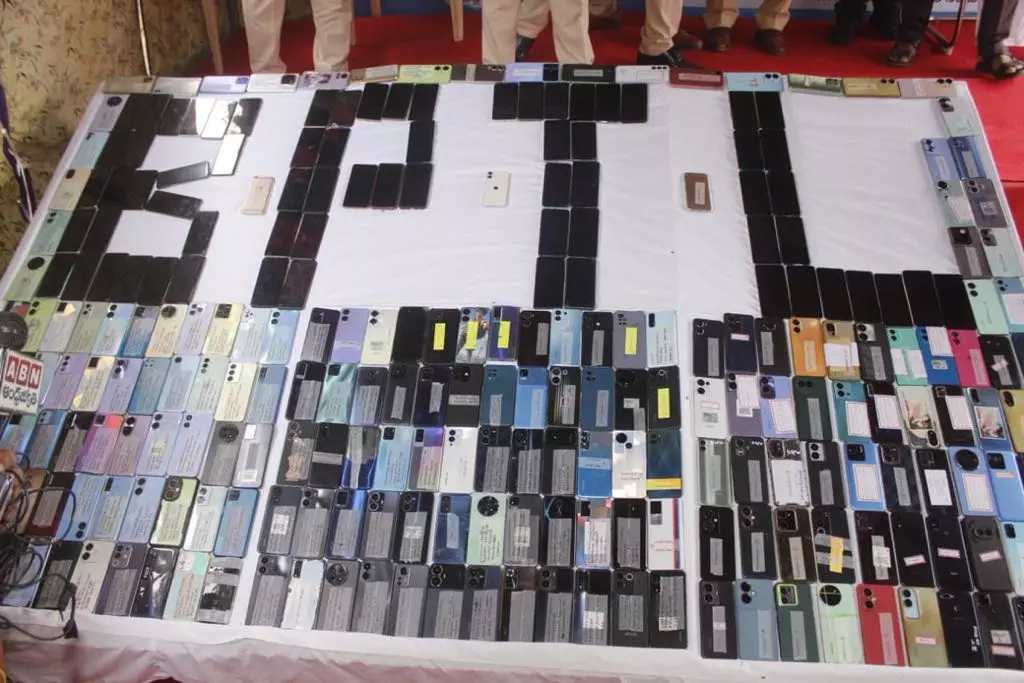 Bapatla Police Return 373 Recovered Mobiles Worth Rs 4.6 Lakh Bapatla Police Return 373 Recovered Mobiles Worth Rs 4.6 Lakh