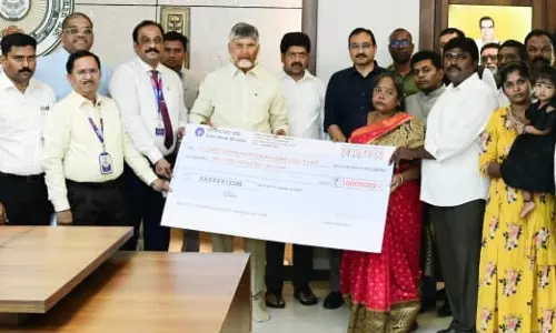CM Hands Over Rs 1 Crore Relief Cheque to Family of Excise Head Constable