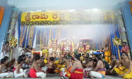 Devotees Throng Yadagirigutta Temple For Vaikunta Dwara Darshan