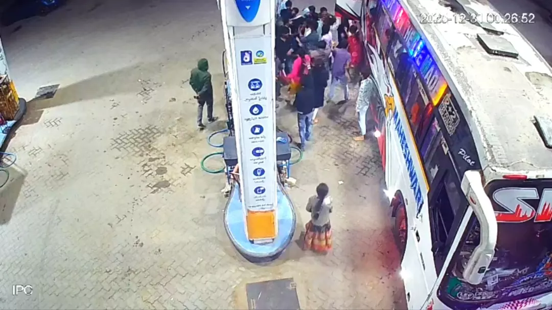 Warangal Students Fight Back Drunk Youths Attacking Their Tourist Bus Warangal Students Fight Back Drunk Youths Attacking Their Tourist Bus