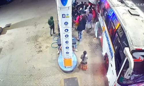 Warangal Students Fight Back Drunk Youths Attacking Their Tourist Bus