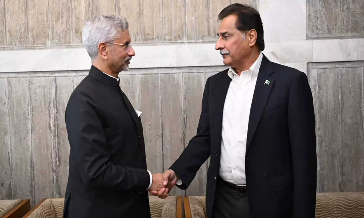 Pakistan Amplifies Jaishankar–Sadiq Handshake Amid Strained Ties