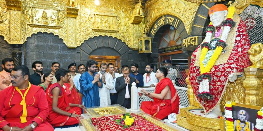 Nagarjuna Visits Shirdi Sai Baba for 100th Film Blessings