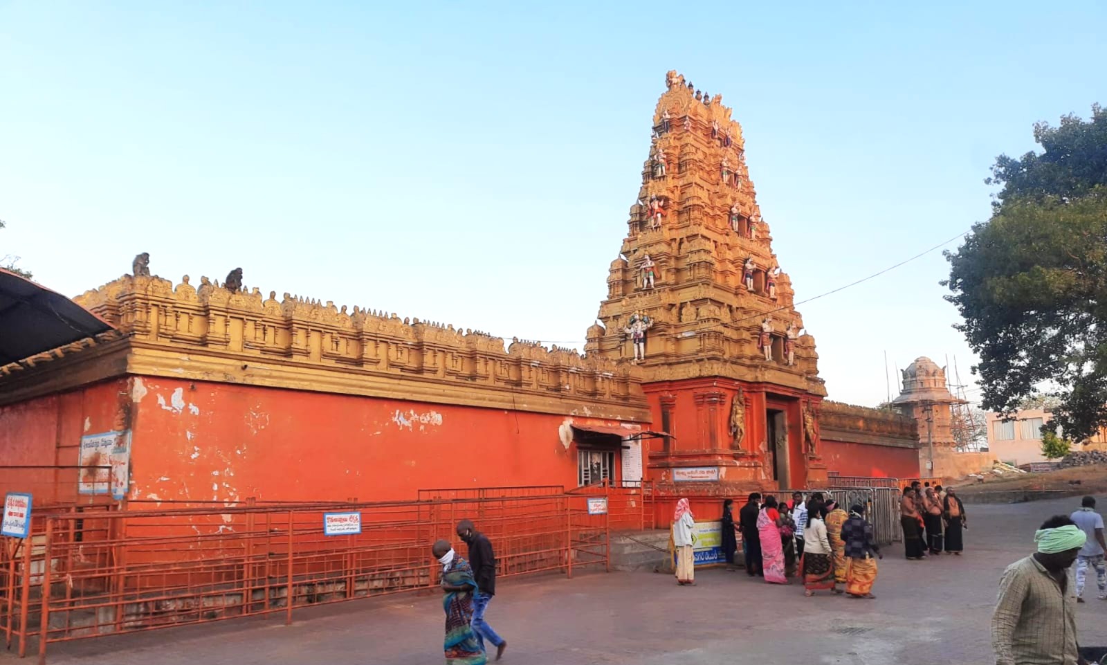 Leaders Pray at Temples for New Year
