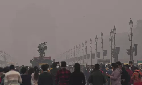 Smog, Dense Fog Grip Delhi As AQI Slips To Very Poor Smog, Dense Fog Grip Delhi As AQI Slips To Very Poor