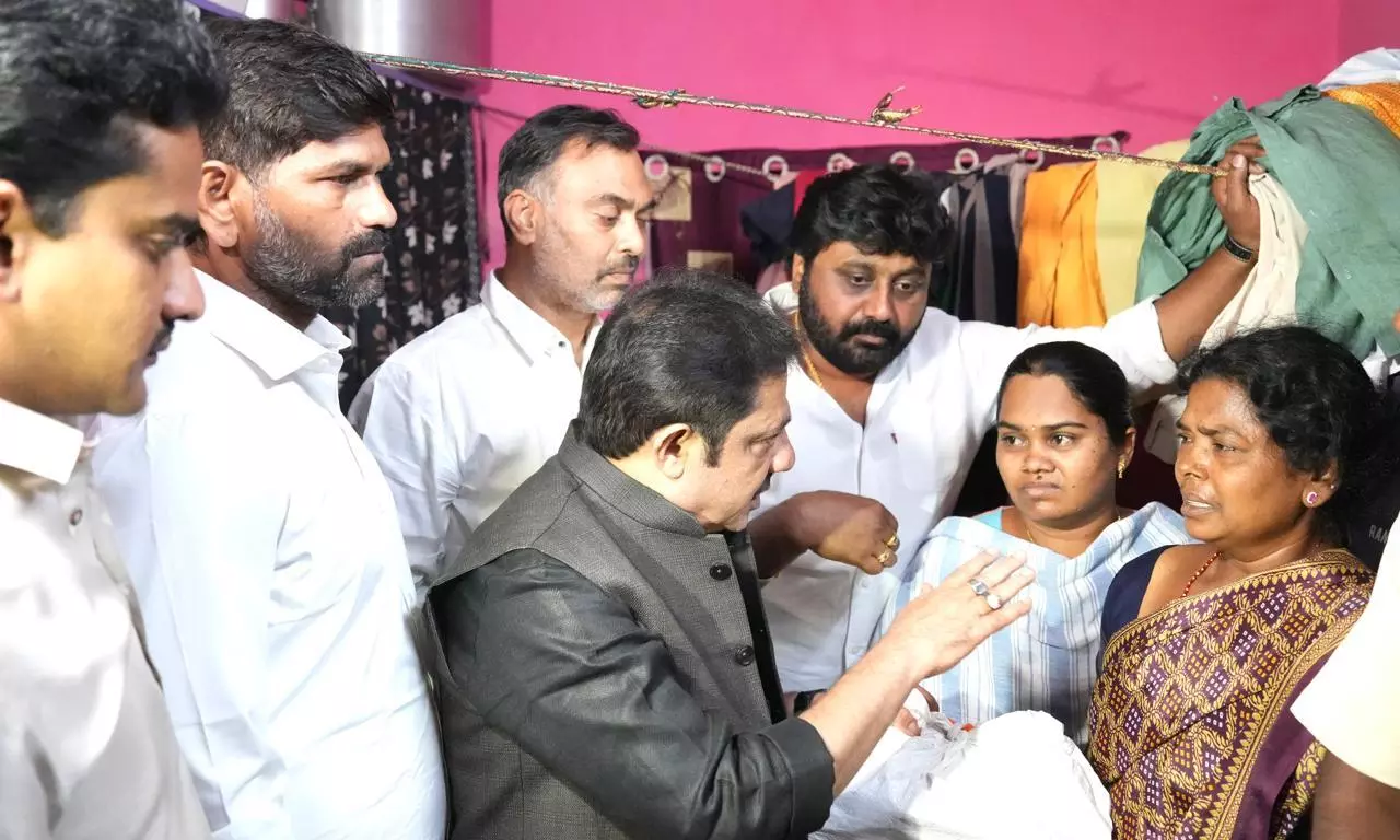 deccanchronicle.com - Gururaj A Paniyadi - Minister Zameer, MP Thukaram Extend Financial Aid to Ballari Firing Victim's Family