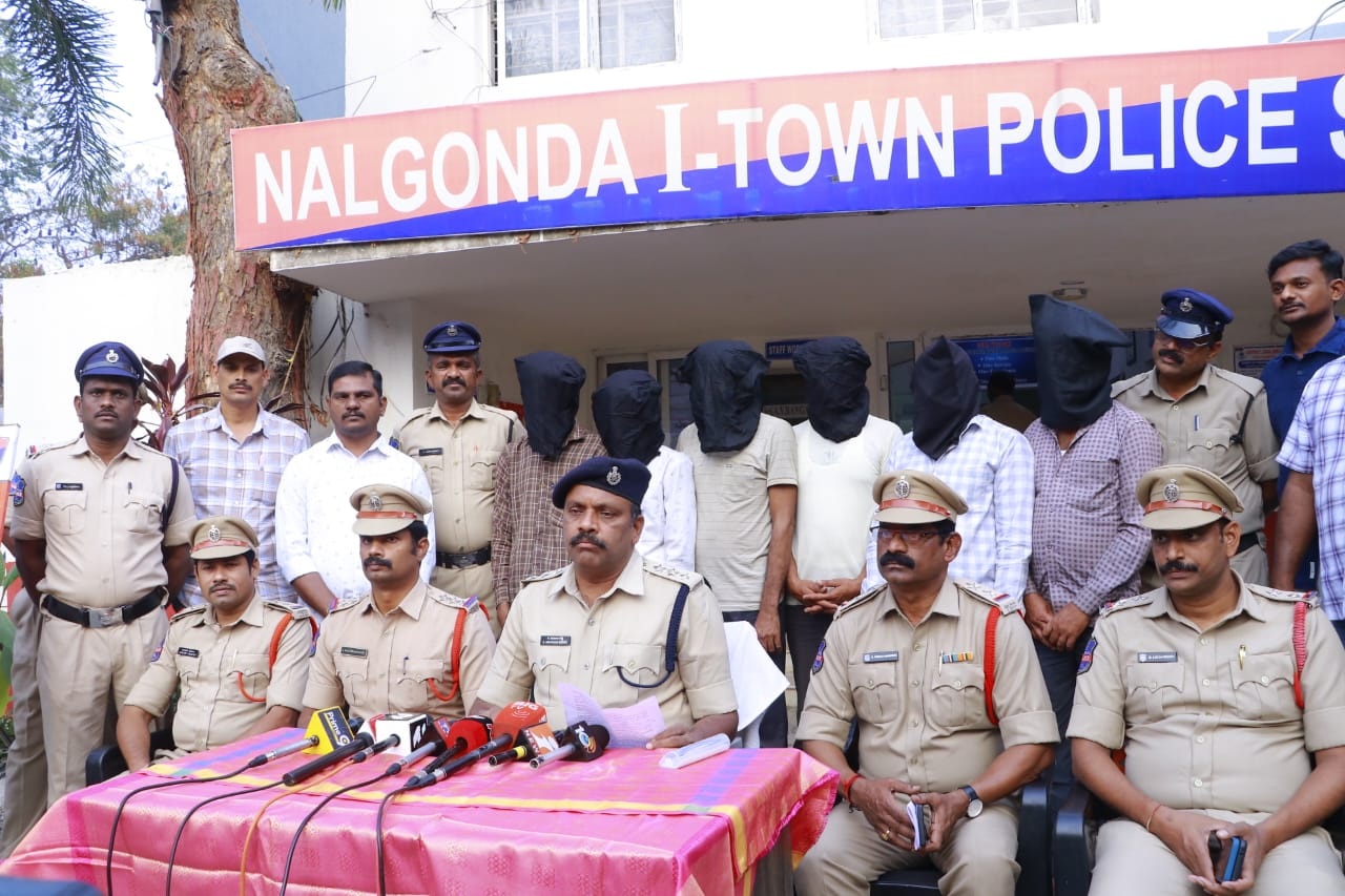 Six Held for Selling Fake Gold