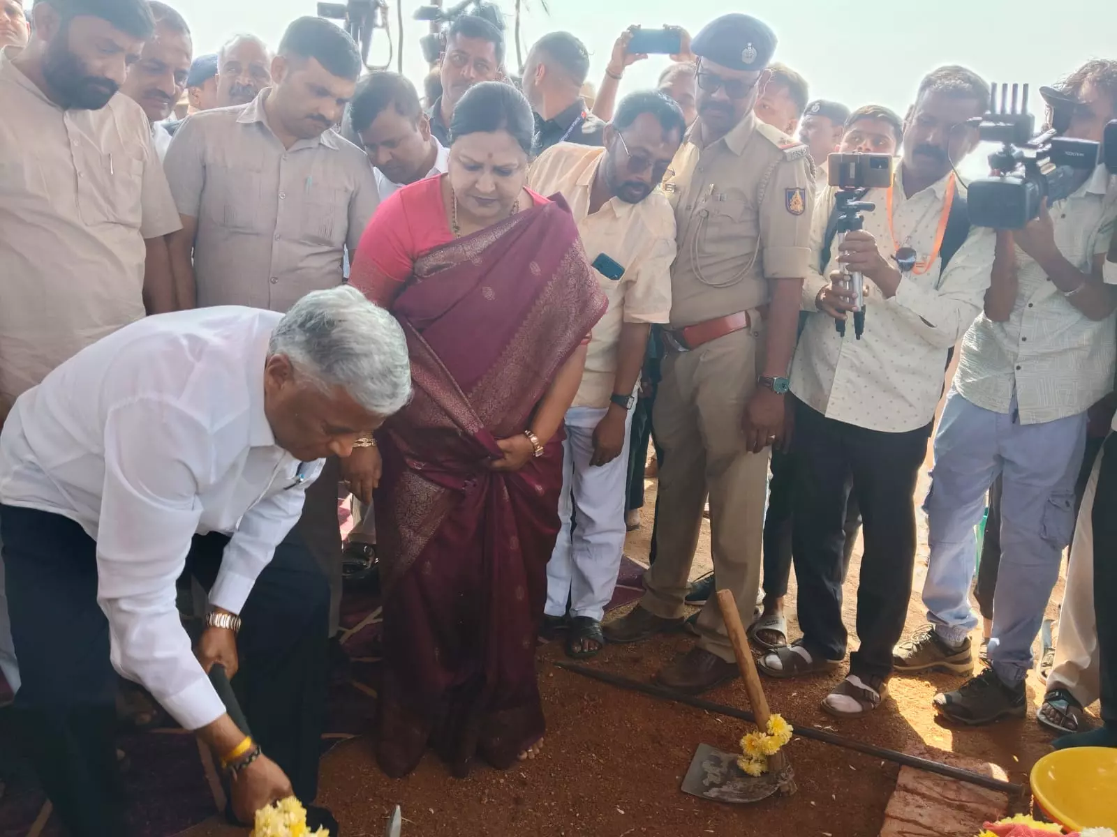 Chaos at Koppal Railway Event: Congress Workers Throw Chairs, Block Union Minister Somanna’s Car Chaos at Koppal Railway Event: Congress Workers Throw Chairs, Block Union Minister Somanna’s Car