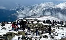 Kashmir’s Winter Revival: Tourism Rebounds After Tragedy Kashmir’s Winter Revival: Tourism Rebounds After Tragedy