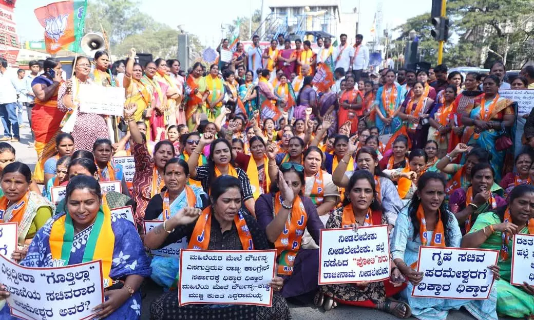 Ashoka Seeks Judicial Probe, Suspension Of Inspector In Hubballi Police Van Disrobing Case Ashoka Seeks Judicial Probe, Suspension Of Inspector In Hubballi Police Van Disrobing Case